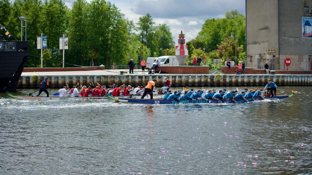 2 Drachenboot ringen um den Sieg in einem Rennen der Haff-Sail
